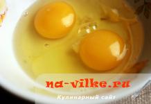 Telur dadar dengan ayam dan keju